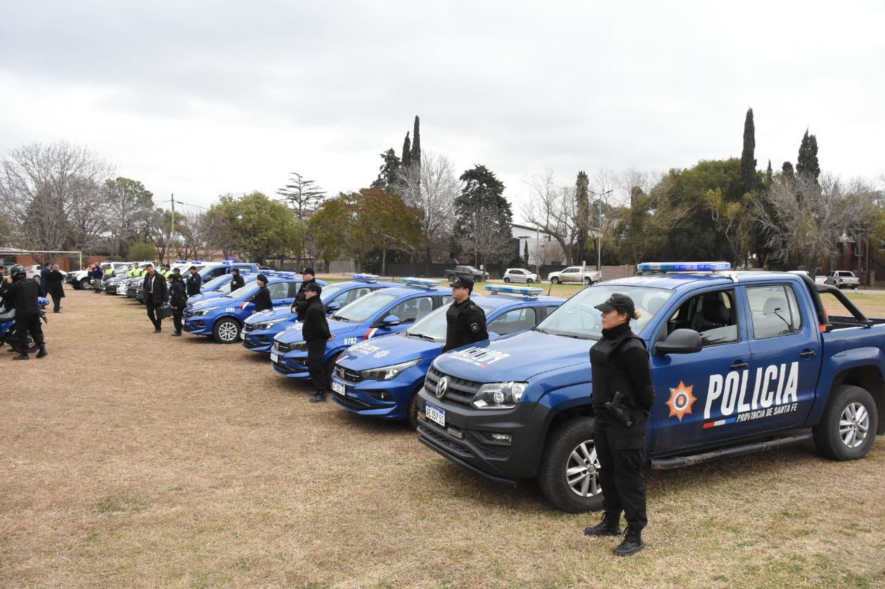 Funes recibió cinco nuevos móviles policiales por parte del gobierno provincial